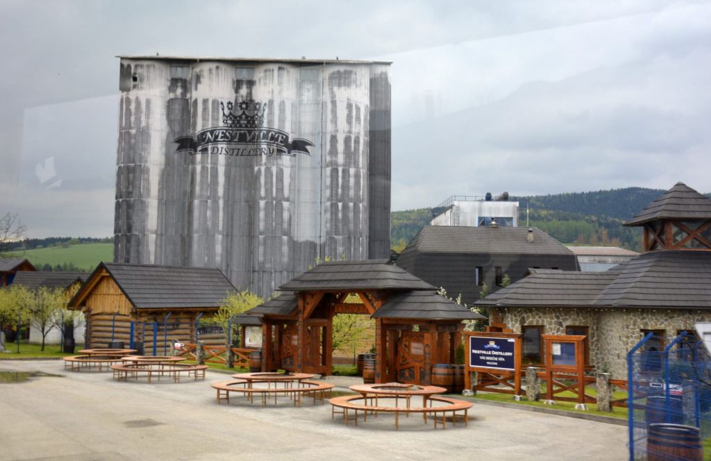 Nestville Distillery w Hniezdnym